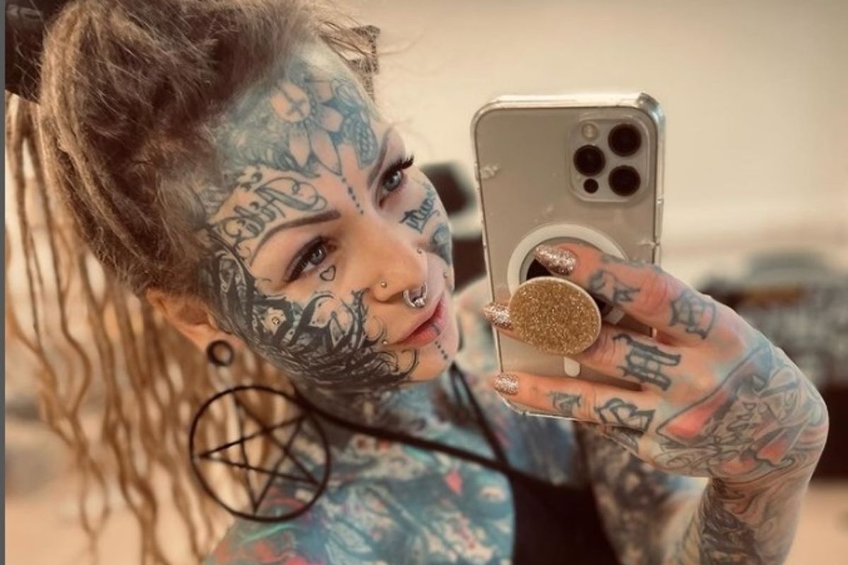 Moeder die voor 99% getatoeëerd is, maakt fans wild met zeer gewaagde foto's