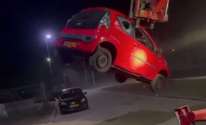 Nederlander betrapt brandstofdieven op heterdaad en sloopt hun auto