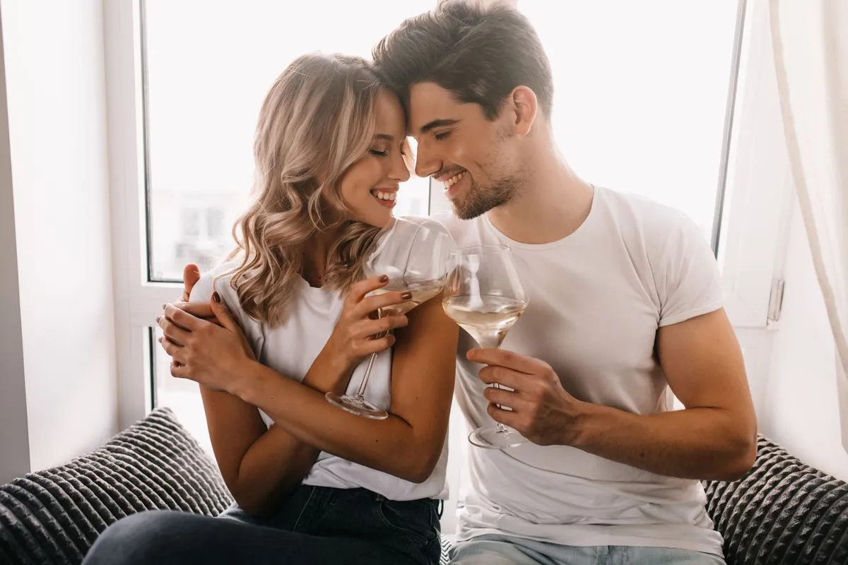 Onderzoek: koppels die samen in de drank vliegen, zijn gelukkiger!