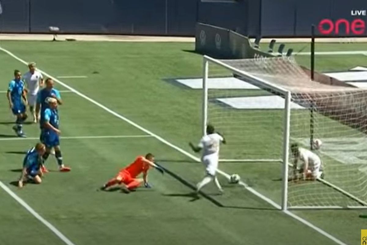 Comedy Capers: voetballer 'saboteert' goal van ploegmaat door bal op de doellijn weg te knallen
