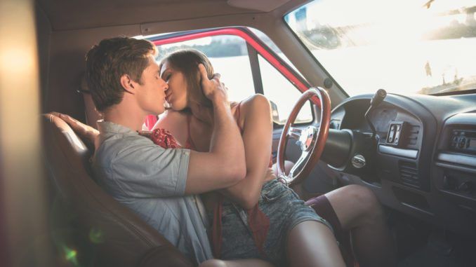 Deze 7 seksstandjes zijn perfect voor hete (en zweterige) seks in de auto