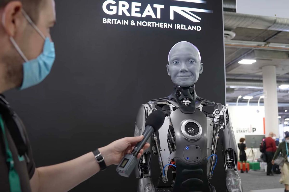 Zegen of vloek!? Reporter interviewt een robot die binnenkort 'mensen moet helpen'