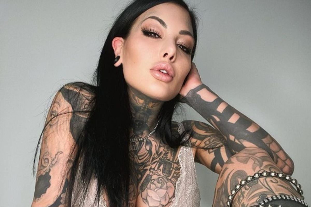 Girls & Tattoos: adembenemend tattoo-model Mara houdt wel van pikante plaatjes (foto's)