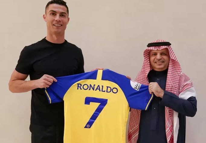 Cristiano Ronaldo tekent contract bij Al-Nassr in Saudi-Arabië. Dit recordbedrag gaat hij verdienen
