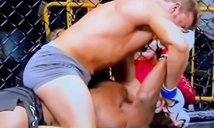MMA-vechter steekt tegenstander zijn mondstuk terug in en... slaat hem dan compleet verrot