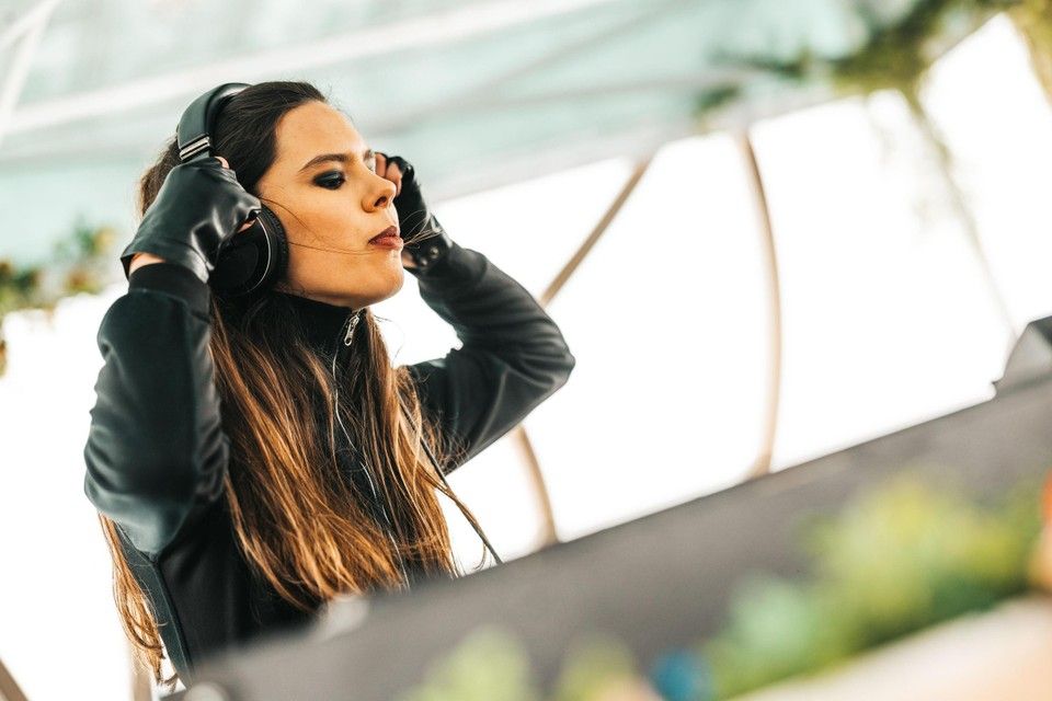 Vlaamse dj Amber Broos (20) bestormt de mainstage van Tomorrowland Winter: "Besef het niet goed"