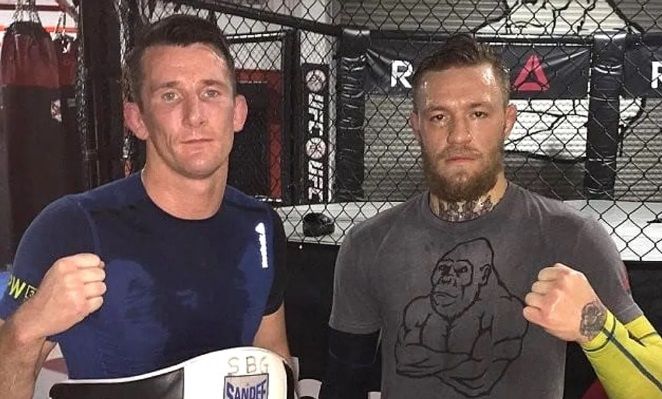 Coach van MMA-icoon Conor McGregor rekent in luttele seconden af met een bodybuilder