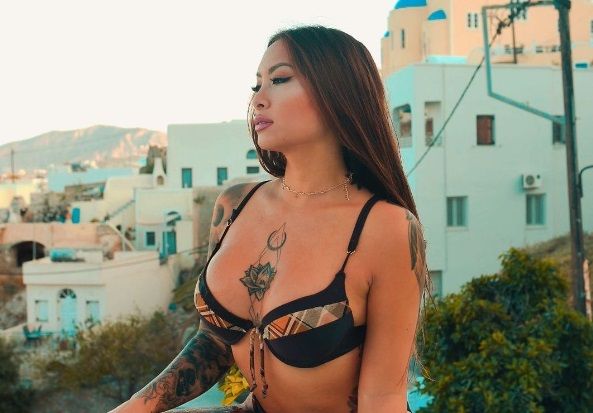 Playboy-model Dea Dicapria gooit al eens iets uit om haar tatoeages te showen (foto's)