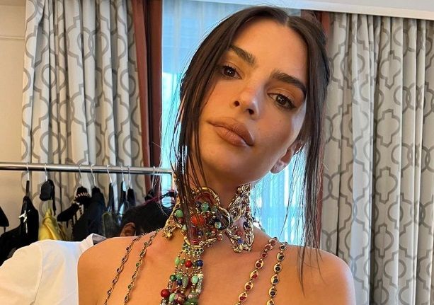 Emily Ratajkowski checkt of haar 'spannende' kledij goed zit en doet ons daarvan een filmpje cadeau