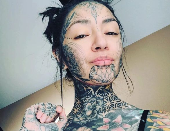 Tattoo-model Julia wordt soms 'lelijk' genoemd, maar slaat terug met megapikante foto's