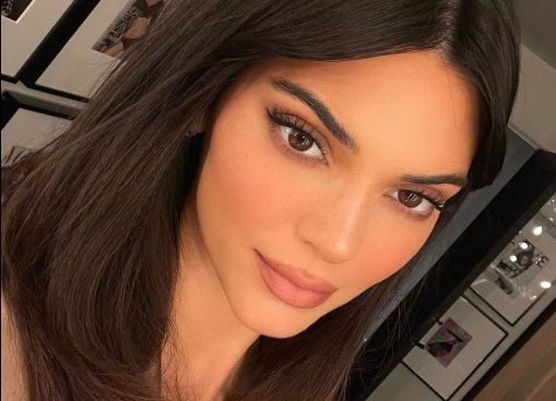 Kendall Jenner exploreert nog maar eens de grenzen van Instagram met pikante kiekjes