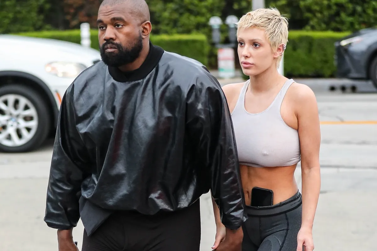 Bianca Censori, de 'vrouw' van Kanye West, bedekt zich enkel met wat zwarte tape (foto's)