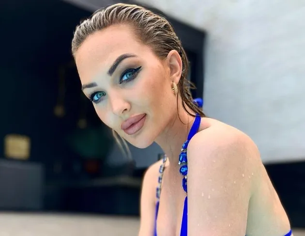 Ex-Miss België Chayenne Van Aarle die geniet in de sauna... Daar krijg je het echt heel warm van! (foto's)