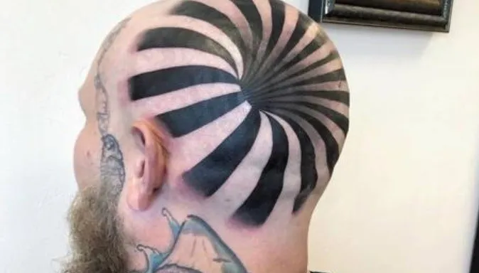 Man heeft 'optische illusie'-tattoo die heel het internet in verwarring brengt: "Krankzinnig!"