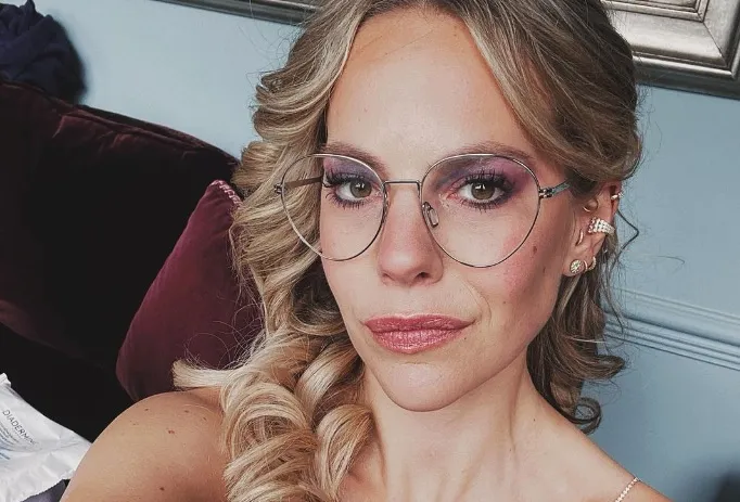 Eline De Munck probeert nieuwe bril te promoten, maar haar décolleté gaat met alle aandacht lopen