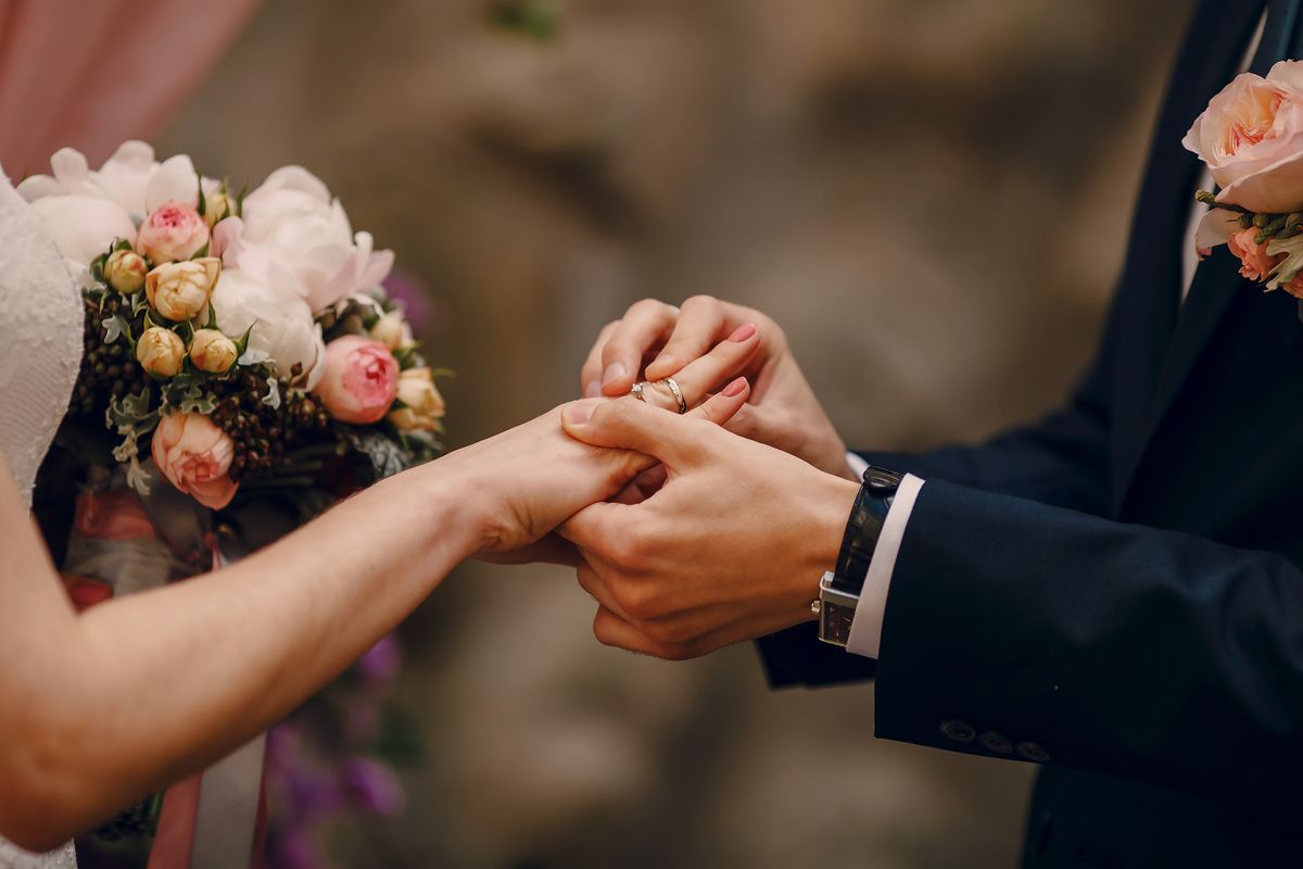 Bruidegom deelt tijdens speech intieme foto's van bruid en getuige uit, en trapt het af