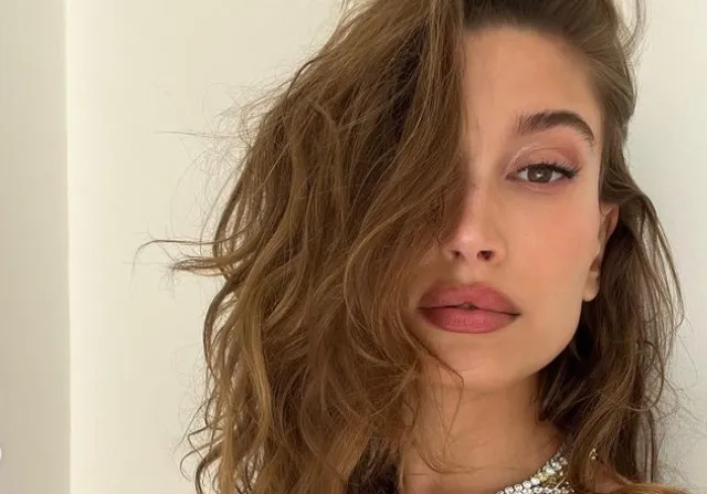 Een nat T-shirt en bikini, meer heeft Hailey Bieber niet nodig om Instagram te doen ontploffen