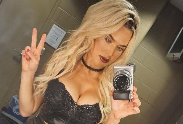 Ex-WWE-ster CJ 'Lana' Perry draait het internet ondersteboven met topless festivalfoto