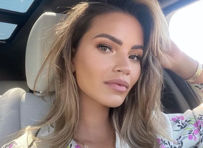 Temptation Island-presentatrice Monica Geuze promoot haar eigen collectie badkleding (foto's)