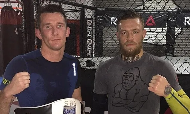 Coach van MMA-icoon Conor McGregor legt in luttele seconden een bodybuilder tussen zijn boterham