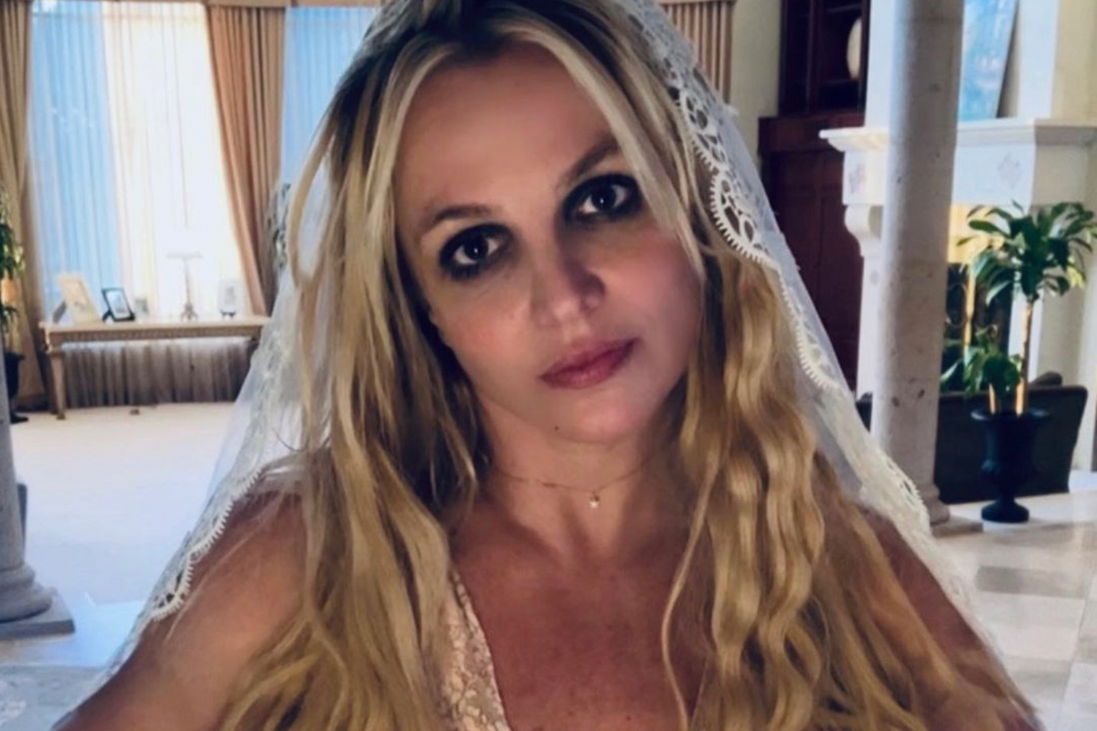 Britney Spears gaat weer los: Tongen draaien en pikante cowgirl in bikini spelen