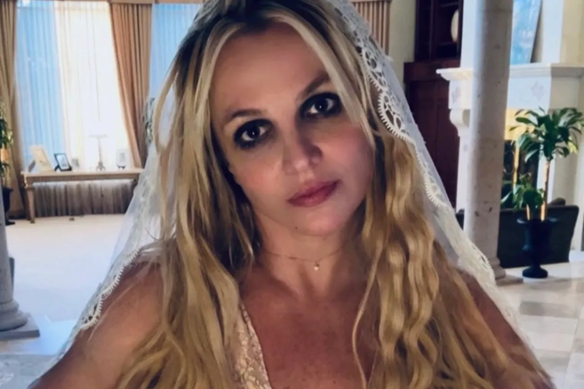 Britney Spears gaat weer los: Tongen draaien en pikante cowgirl in bikini spelen