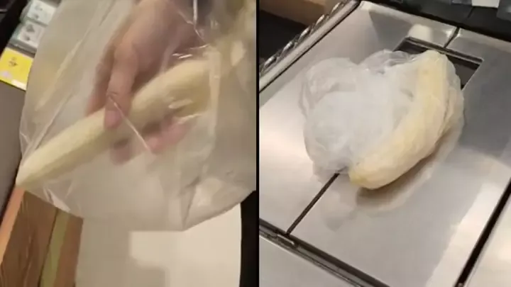 Werk slimmer, niet harder: man ontdoet bananen van schil voordat hij ze weegt om geld te besparen