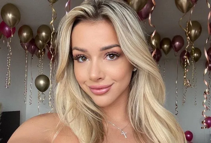 Hoed(t)je af hoor! Emma Heesters ziet er weer fenomenaal uit in gewaagde badkleding