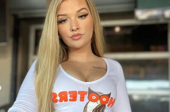 Serveerster bij Hooters onthult hoeveel haar sexy hotpants en mooie rondingen haar opleveren