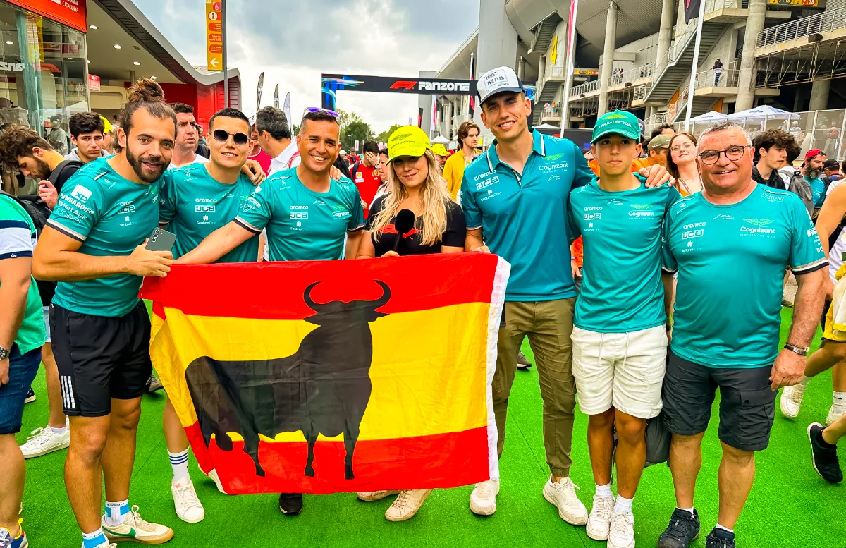 Sasha ging op zoek naar knettergekke F1-fans en vond ze in het zonnige Barcelona