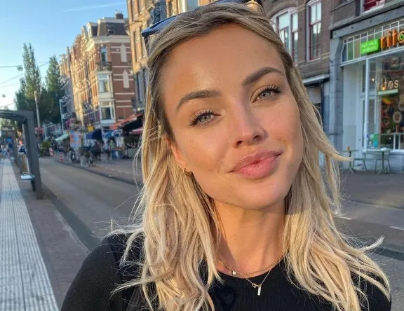 Kersverse mama en dj-babe Lotte Feyen verbaast fans in bikini: "Amai, wat een lijntje al!" (foto's)