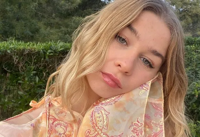 Zangeres Luka, ex-Hooverphonic, zet haar bikinibody in de schijnwerpers (foto's)