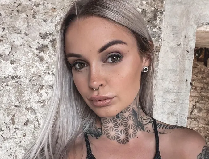 Halfnaakte Pommeline maakt het nog wat heter op Ibiza: "Zo freaking hot!" (foto's)