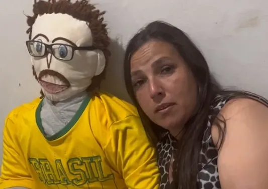 Echt gebeurd: vrouw trouwt met een pop, hij bedriegt haar en zij... snijdt zijn pretstok eraf