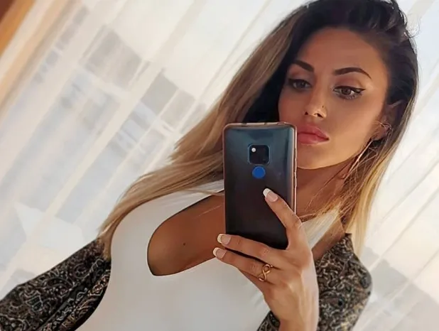 Gloeiendhete tennisvideo doet je hunkeren naar een balletje slaan met Playboy-model Sharina