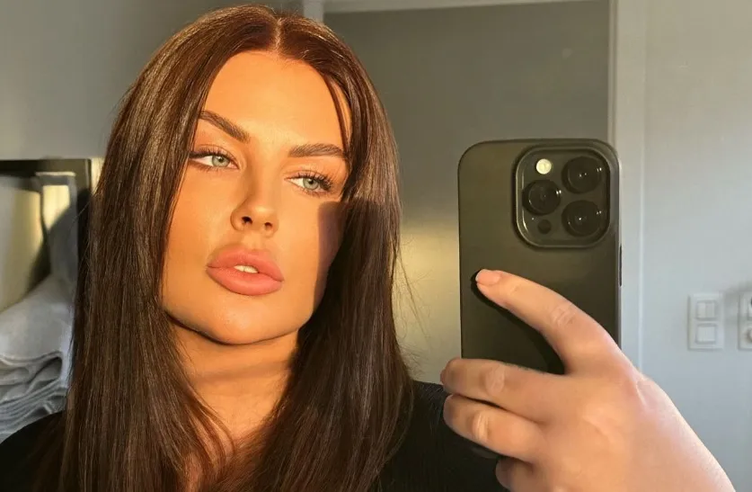 Daar ben je klaarwakker van: Sharon Grobben drinkt koffie in haar nieuw lingeriesetje (foto's)