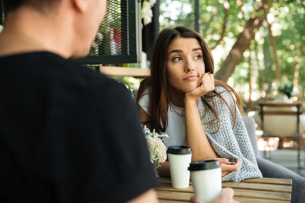 Vrouwen gebruiken steeds meer de 'saaie-oom-theorie' om tijdens het daten een man te dumpen
