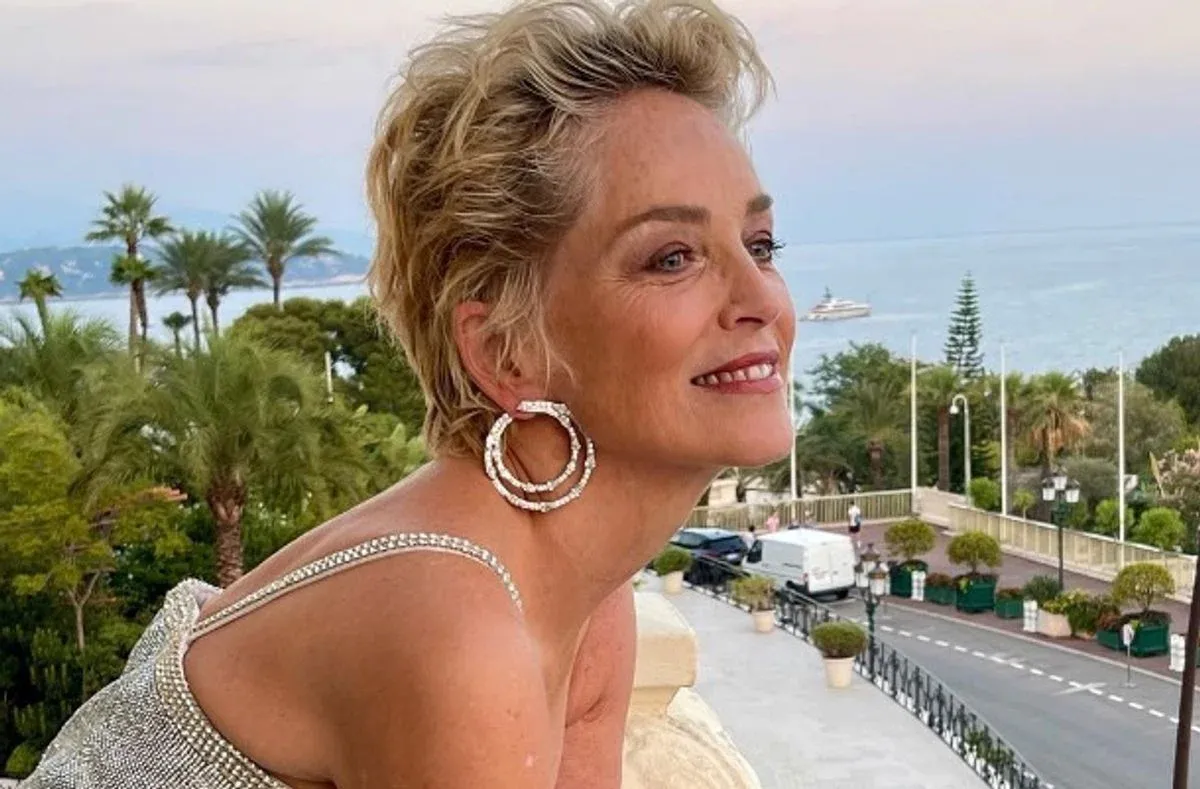 Voormalig 'sekssymbool' Sharon Stone (65) imponeert nog steeds in badpak (foto's)