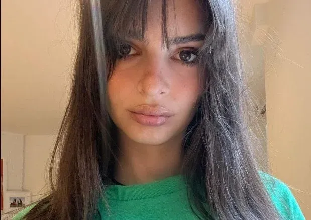 Supermodel Emily Ratajkowski biedt close-up van haar 'talenten' in weinig verhullende jurk (foto's)