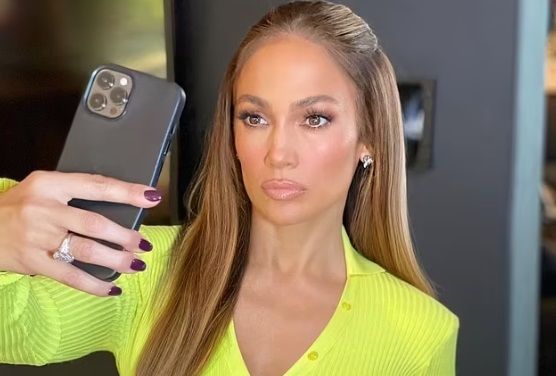 Jennifer Lopez promoot haar favoriete drankje met bloedheet badpakfilmpje