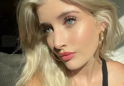 Sami, dochter van Charlie Sheen en ex-Bondgirl Denise Richards, imponeert met geweldige badpakfoto's