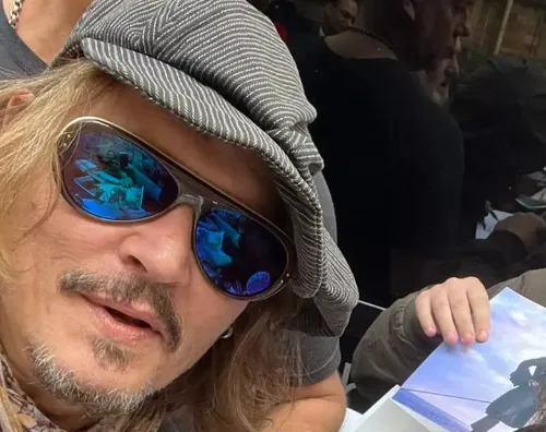 Johnny Depp onthult enorm zelfportret dat hij schilderde tijdens 'duistere strijd' met Amber Heard