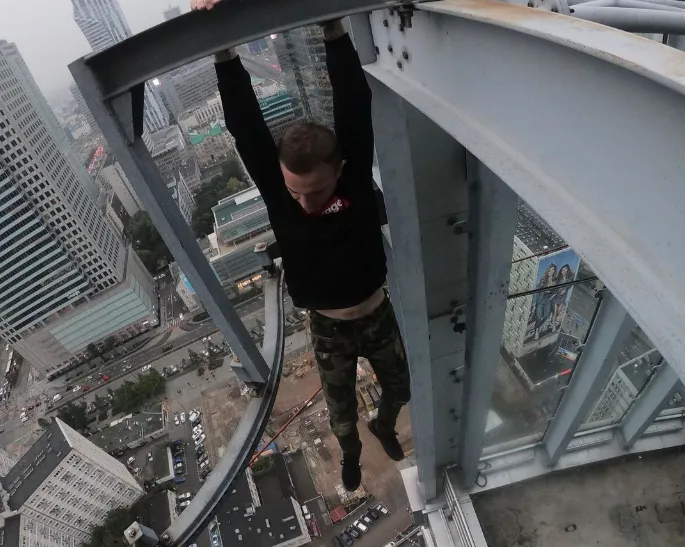 Bekende Franse waaghals sterft na val van 68e verdieping van Tregunter Towers in Hongkong