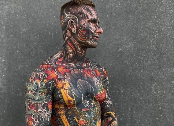 "Ik liet in 4 jaar mijn hele lichaam tatoeëren. Probleem is dat mijn ouders me nu haten"
