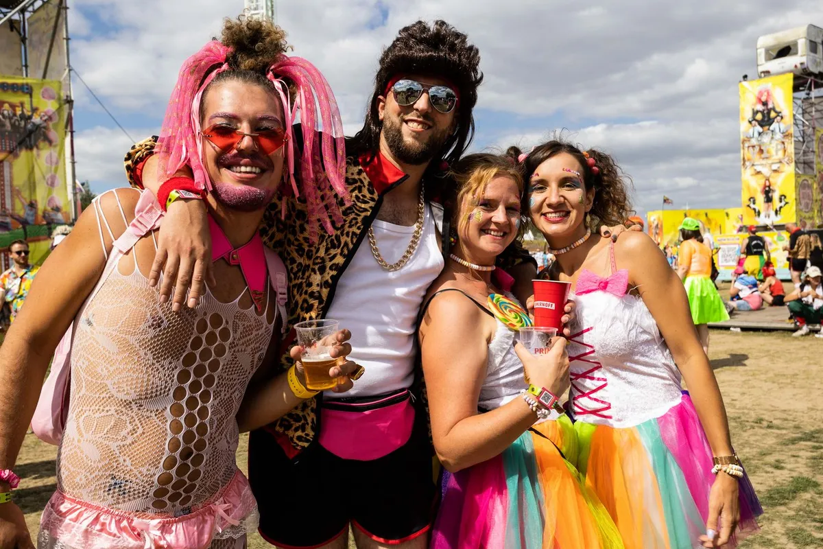 Ja, het kan nóg marginaler! Kamping Kitsch Club organiseert een kampioenschap dildowerpen