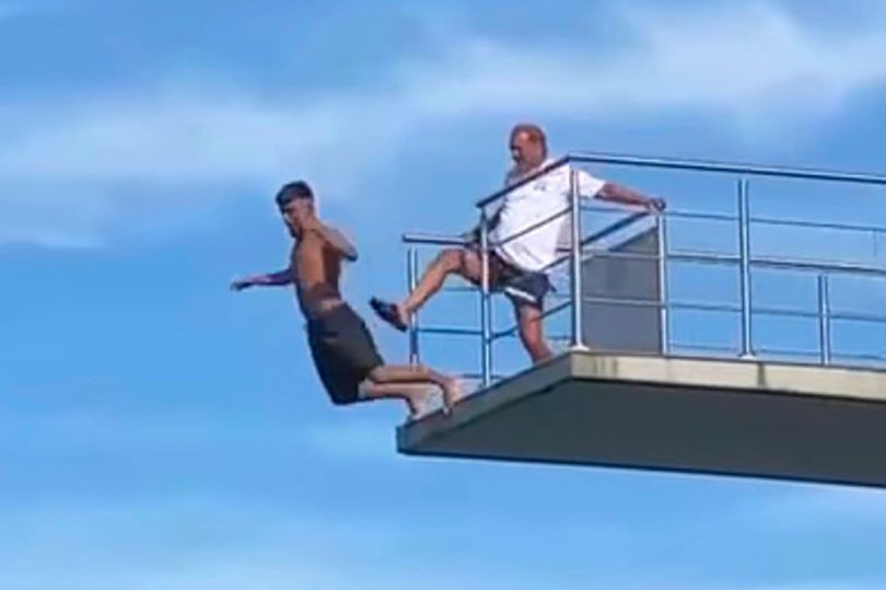 Gij zult springen! Man krijgt angstaanval op 10 meter hoge duikplank, badmeester helpt hem even