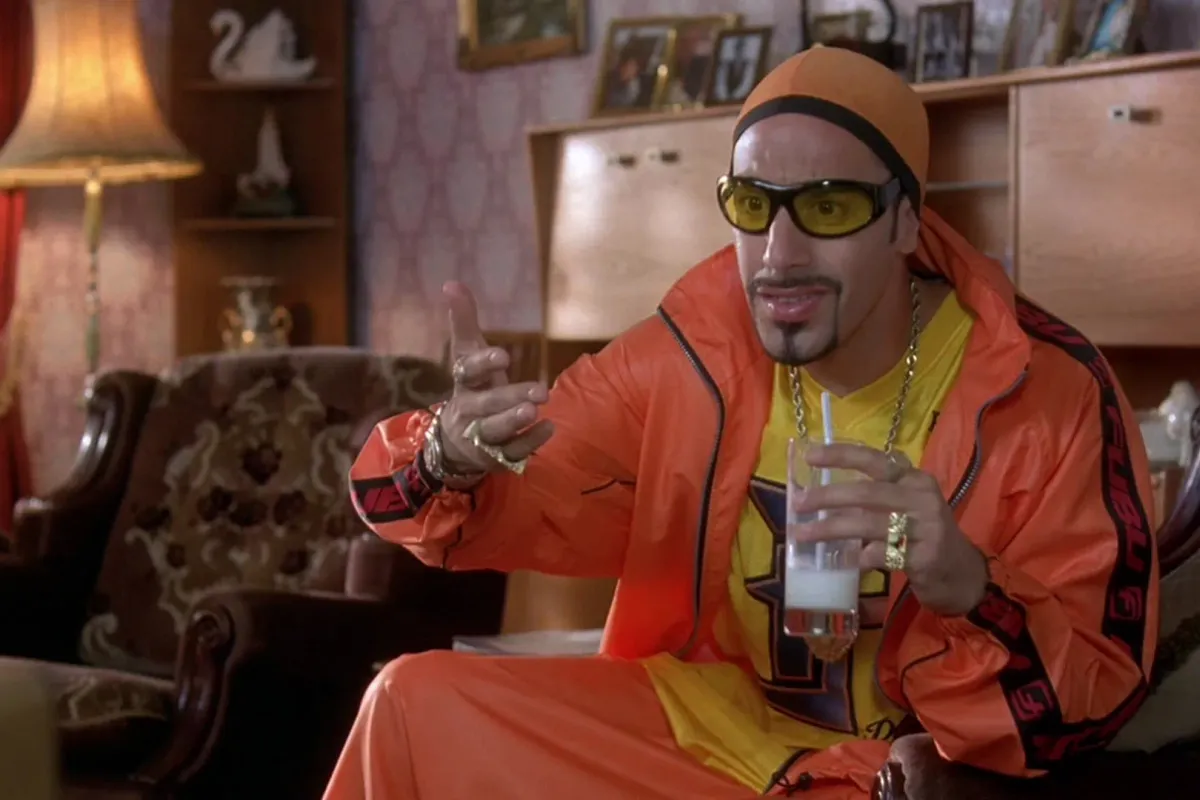 Ali G is back in the house! De legende van de Staines-getto wordt nieuw leven ingeblazen