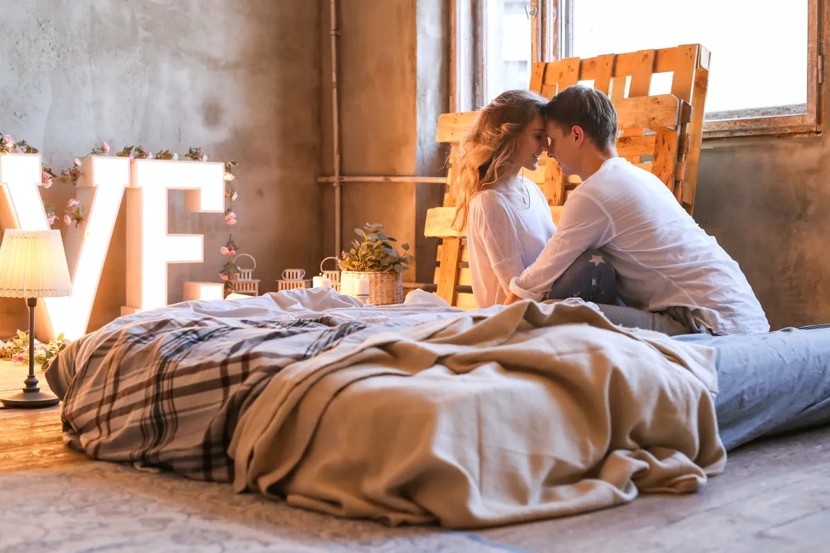 Wil je extra spanning in de slaapkamer? Ga dan vreemd met je eigen partner, zegt seksuoloog Chloé De Bie