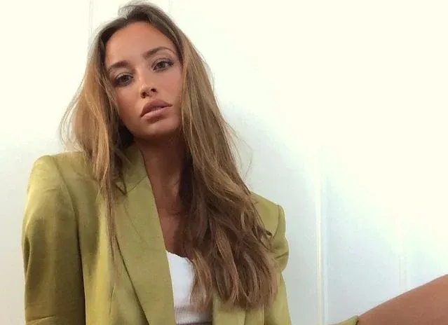 Vlaamse Huizenjager Justine showt haar tempel van een lichaam in snikhete bikinivideo