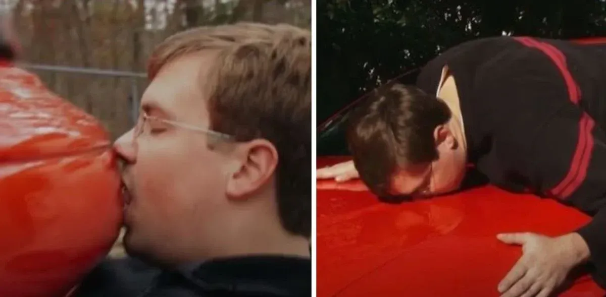 Man die relatie had met auto is 'weduwnaar' na perte totale: "Ik maakte er een bed van"